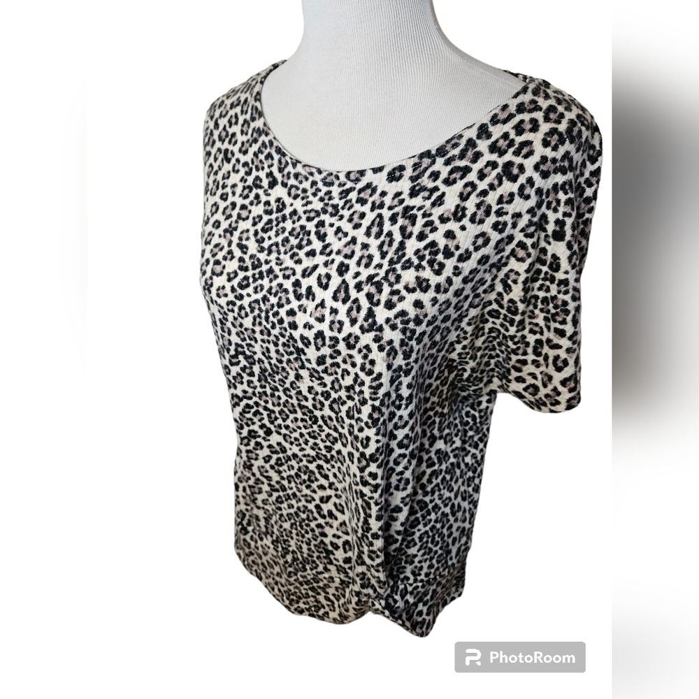 Tahari leopard print top size XL.